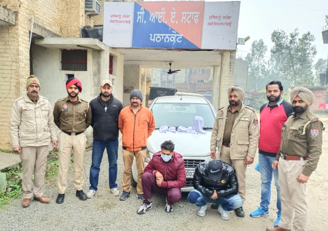 You are currently viewing नशा तस्करों के खिलाफ पठानकोट पुलिस की बड़ी कार्रवाई,1.20 किलो चरस और 1 कार हुई जब्त
