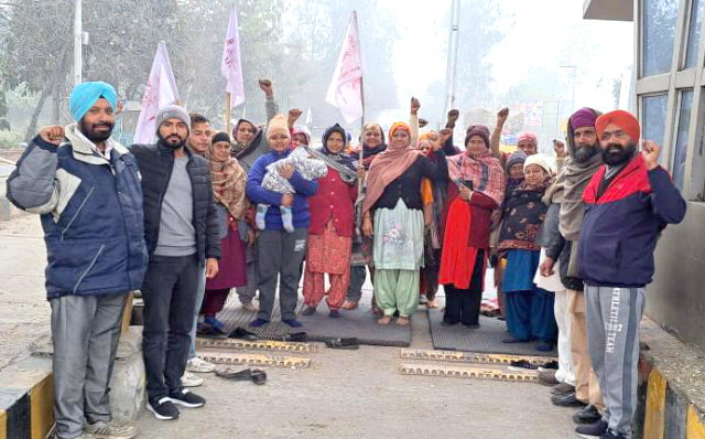 You are currently viewing ਕੜਾਕੇ ਦੀ ਠੰਡ ‘ਚ ਵੀ ਟੋਲਪਲਾਜਾ ਮਾਨਗੜ੍ਹ ਵਿਖੇ ਕਿਸਾਨਾਂ ਤੇ ਮਜਦੂਰਾਂ ਵਲੋਂ ਧਰਨਾ ਪ੍ਰਦਰਸ਼ਨ ਜਾਰੀ