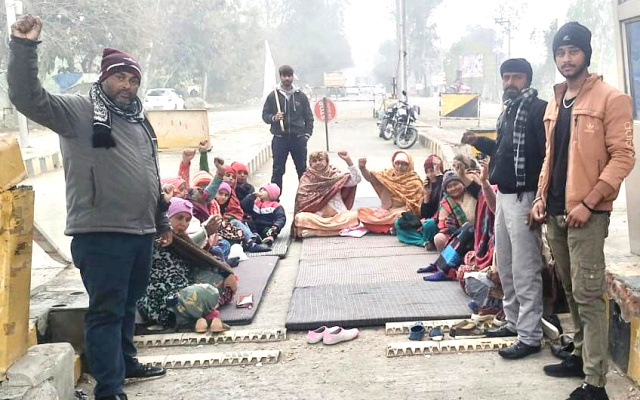 You are currently viewing ਟੋਲਪਲਾਜਾ ਮਾਨਗੜ੍ਹ ਵਿਖੇ ਕਿਸਾਨਾਂ ਤੇ ਮਜਦੂਰਾਂ ਵਲੋਂ ਧਰਨਾ ਪ੍ਰਦਰਸ਼ਨ ਜਾਰੀ