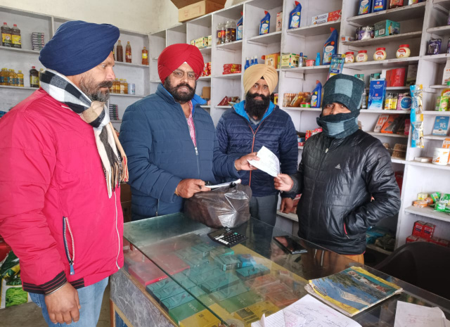 You are currently viewing ਚਲਾਨ ਕੱਟਣ ਦਾ ਆਦੇਸ਼ ਲੋਕਾਂ ਨੂੰ ਤੰਗ ਕਰਨ ਲਈ ਨਹੀਂ ਸਗੋਂ ਤੰਬਾਕੂ ਤੋਂ ਹੋਣ ਵਾਲੇ ਨੁਕਸਾਨਾਂ ਬਾਰੇ ਲੋਕਾਂ ਨੂੰ ਜਾਗਰੂਕ ਕਰਨਾ ਹੈ : ਇੰਸਪੈਕਟਰ ਗੁਰਮੁੱਖ ਸਿੰਘ