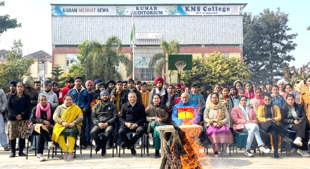 You are currently viewing ਕੇ.ਐਮ.ਐਸ.ਕਾਲਜ ਵਿਖੇ “ਧੀਆਂ ਦੀ ਲੋਹੜੀ” ਅਧੀਨ ਲੋਹੜੀ ਦਿਹਾੜਾ ਧੂਮਧਾਮ ਨਾਲ ਮਨਾਇਆ ਗਿਆ- ਪ੍ਰਿੰ.ਸ਼ਬਨਮ ਕੌਰ