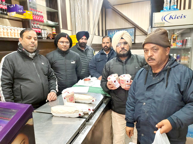 You are currently viewing ਜ਼ਿਲ੍ਹਾ ਸਿਹਤ ਅਫ਼ਸਰ ਨੇ ਵੱਖ-ਵੱਖ ਥਾਵਾਂ ਤੋਂ ਲਏ ਖਾਣ-ਪੀਣ ਵਾਲੇ ਪਦਾਰਥਾਂ ਦੇ 10 ਸੈਂਪਲ