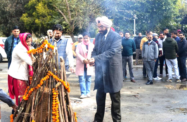 You are currently viewing ਜਿਲ੍ਹਾ ਪ੍ਰਬੰਧਕੀ ਕੰਪਲੈਕਸ ਮਲਿਕਪੁਰ ਪਠਾਨਕੋਟ ਵਿਖੇ ਡਿਪਟੀ ਕਮਿਸਨਰ ਪਠਾਨਕੋਟ ਨੇ ਸਟਾਫ ਮੈਂਬਰਾਂ ਨਾਲ ਮਨਾਈ ਲੋਹੜੀ