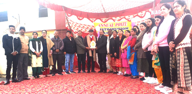 You are currently viewing डी ए वी सीनियर सेकैंडरी स्कूल गढ़दीवाला में वार्षिक समारोह आयोजित