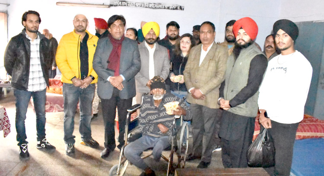 You are currently viewing ਕੈਬਨਿਟ ਮੰਤਰੀ ਨੇ ਬ੍ਰਿਧ ਆਸ਼ਰਮ ਤੇ ਚਿਲਡਰਨ ਹੋਮ ਦਾ ਦੌਰਾ ਕਰਕੇ ਬਜ਼ੁਰਗਾਂ ਤੇ ਬੱਚਿਆਂ ਨਾਲ ਮਨਾਈ ਲੋਹੜੀ