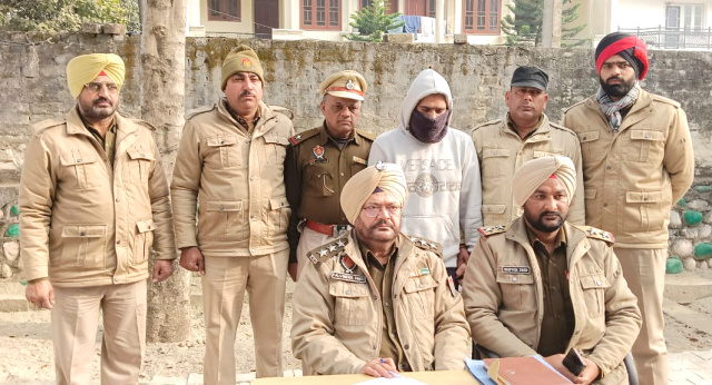 You are currently viewing ਘਰ ਤੇ ਬੋਤਲ ਵਿੱਚ ਕੈਮੀਕਲ / ਪੈਟਰੋਲ ਪਾ ਕੇ ਅੱਗ ਲਾਉਣ ਵਾਲੇ ਇੱਕ ਦੋਸ਼ੀ ਨੂੰ ਪੁਲਿਸ ਨੇ ਕੀਤਾ ਕਾਬੂ,2 ਅਜੇ ਵੀ ਗ੍ਰਿਫਤ ਤੋਂ ਬਾਹਰ