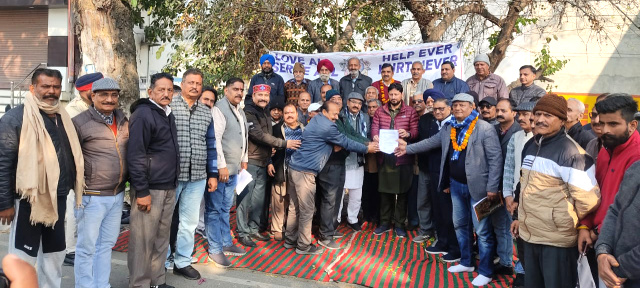 Read more about the article ओवर ब्रिज बनाओ संघर्ष समिति द्वारा रेलवे फाटक के पास दिया गया संकेतिक धरना