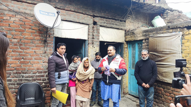 You are currently viewing सीनियर डिप्टी मेयर विक्रम महाजन ने वार्ड नंबर-27 के सुंदरनगर में मकान की छत से गिरकर 4 वर्षीय बच्चे प्रिंस की मृत्यु को लेकर जताया गहरा दुख