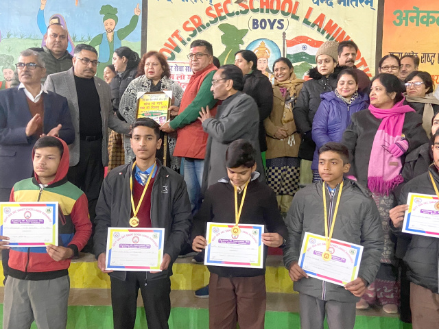 You are currently viewing गौरीशंकर सेवा समिति की ओर से सरकारी सीनियर सेकेंडरी स्कूल में सांभ लो मापे,रब्ब ता मिलजूगा आपे कार्यक्रम करवाया गया आयोजित