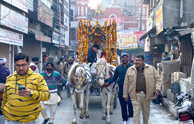 You are currently viewing श्री बाबा लाल दयाल ध्यानपुर धाम के लिए बटाला से विशाल पैदल शोभायात्रा हुई रवाना, महाराज श्री राम सुंदर दास शोभायात्रा में हुए शामिल, संगतों को दिया आशीर्वाद