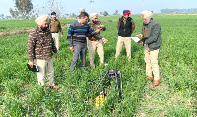 You are currently viewing ਸਰਹੱਦ ਤੇ ਪੁਲਿਸ ਤੇ ਬੀ ਐਸ ਐਫ ਜਵਾਨਾਂ ਨੇ ਸਾਂਝੇ ਆਪ੍ਰੇਸ਼ਨ ਦੌਰਾਨ ਫਾਇਰਿੰਗ ਕਰਕੇ ਡਰੋਨ ਨੂੰ ਸੁਟਿਆ ਥੱਲੇ, 5 ਕਿਲੋਗ੍ਰਾਮ ਹੈਰੋਇਨ ਸਮੇਤ 2 ਕਾਬੂ