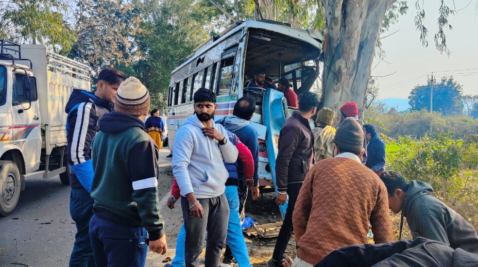 You are currently viewing ਬੇਕਾਬੂ ਹੋ ਕੇ ਬੱਸ ਸੜਕ ਕੰਢੇ ਲੱਗੇ ਦਰੱਖਤ ਨਾਲ ਟਕਰਾਈ, 10 ਸਵਾਰੀਆਂ ਗੰਭੀਰ ਫੱਟੜ