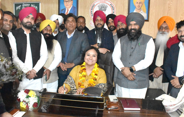 You are currently viewing ਡਿਪਟੀ ਸਪੀਕਰ ਰੋੜੀ ਅਤੇ ਕੈਬਨਿਟ ਮੰਤਰੀ ਜਿੰਪਾ ਦੀ ਮੌਜੂਦਗੀ ’ਚ ਕਰਮਜੀਤ ਕੌਰ ਨੇ ਸੰਭਾਲਿਆ ਜ਼ਿਲ੍ਹਾ ਯੋਜਨਾ ਕਮੇਟੀ ਦੇ ਚੇਅਰਪਰਸਨ ਦਾ ਅਹੁਦਾ