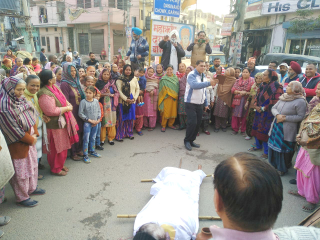 You are currently viewing ਗੜ੍ਹਾ ਨਿਵਾਸੀਆਂ ਨੇ ਰੋਸ ਮਾਰਚ ਕੱਢ ਕੇ ਫੂਕਿਆ ਪੰਜਾਬ ਸਰਕਾਰ ਦਾ ਪੁਤਲਾ