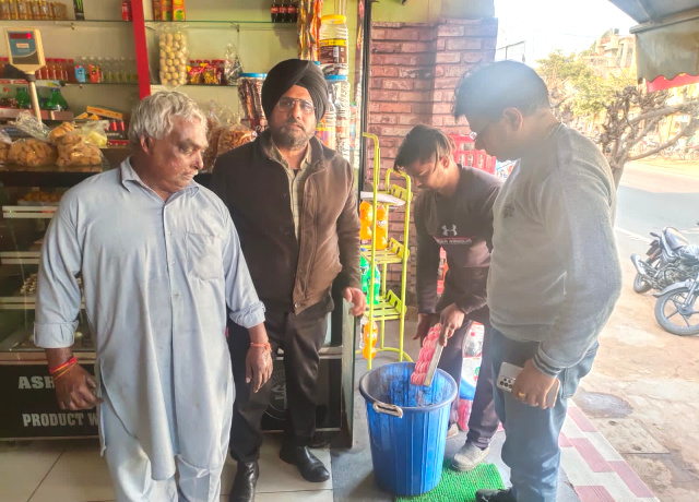 You are currently viewing ਜ਼ਿਲ੍ਹਾ ਸਿਹਤ ਅਫ਼ਸਰ ਨੇ 5 ਥਾਵਾਂ ਤੋਂ ਖਾਦ ਪਦਾਰਥਾਂ ਦੇ ਲਏ 13 ਸੈਂਪਲ