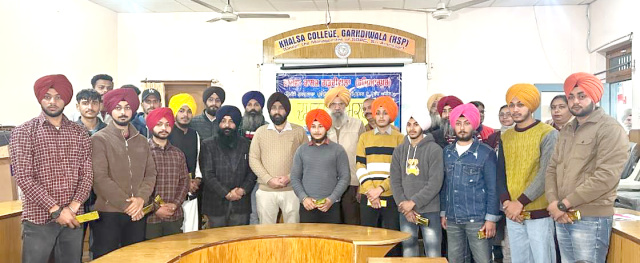 Read more about the article ਖਾਲਸਾ ਕਾਲਜ,ਗੜ੍ਹਦੀਵਾਲਾ ਵਿਖੇ ਦਸਤਾਰਬੰਦੀ ਮੁਕਾਬਲੇ ਕਰਵਾਏ ਗਏ