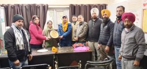 Read more about the article ਸਿਹਤ ਵਿਭਾਗ ਵਲੋਂ ਵਧੀਆ ਸੇਵਾਵਾਂ ਦੇਣ ਵਾਲੇ ਹੈਲਥ ਇੰਸਪੈਕਟਰ ਅਵਿਨਾਸ਼ ਸ਼ਰਮਾ ਨੂੰ ਯਾਦਗਾਰੀ ਚਿੰਨ੍ਹ ਦੇ ਕੇ ਕੀਤਾ ਸਨਮਾਨਿਤ