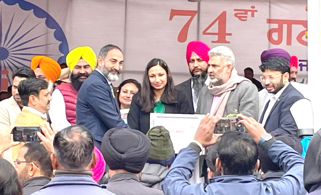 You are currently viewing 74 ਵੇਂ ਗਣਤੰਤਰ ਦਿਵਸ ਮੌਕੇ ਲੈਕਚਰਾਰ ਦਿਨੇਸ਼ ਠਾਕੁਰ ਪ੍ਰਸ਼ੰਸਾ ਪੱਤਰ ਨਾਲ ਸਨਮਾਨਿਤ