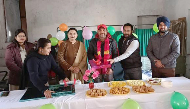 Read more about the article कोरोना काल व डेंगू सीजन में सर्वश्रेष्ठ सेवाएं देने वाले वरिष्ठ हेल्थ इंस्पेक्टर अविनाश शर्मा को फूल मालाएं पहनाकर व उपहार भेंट कर किया सम्मानित