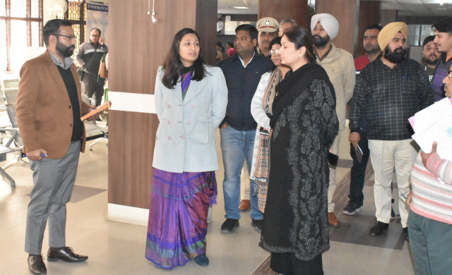 You are currently viewing ਪ੍ਰਸ਼ਾਸਨ ਲੋਕਾਂ ਨੂੰ ਸੁਚਾਰੂ ਸੇਵਾਵਾਂ ਪ੍ਰਦਾਨ ਕਰਨ ਲਈ ਵਚਨਬੱਧ : ਕੋਮਲ ਮਿੱਤਲ