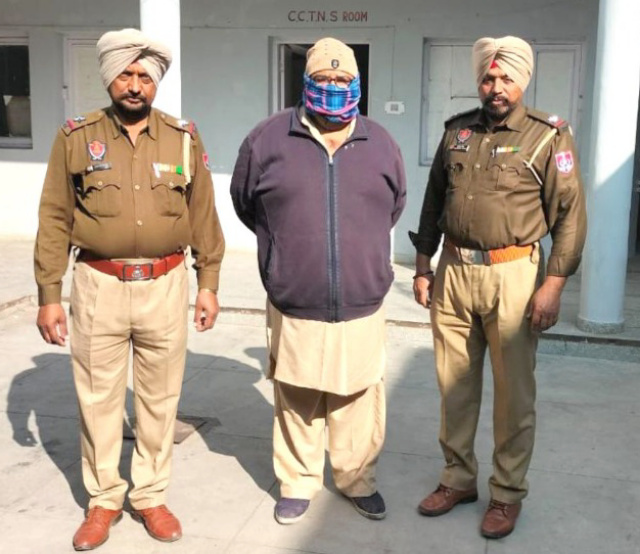 You are currently viewing 13 ਬੋਤਲਾਂ ਨਜਾਇਜ਼ ਸ਼ਰਾਬ ਸਮੇਤ ਇੱਕ ਵਿਅਕਤੀ ਪੁਲਿਸ ਅੜਿੱਕੇ