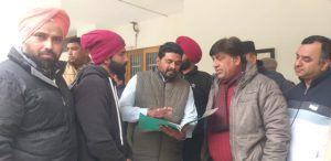 Read more about the article *ਜਲ ਸਪਲਾਈ ਠੇਕਾ ਕਾਮਿਆਂ ਨੇ ਜਲ ਸਪਲਾਈ ਮੰਤਰੀ ਜਿੰਪਾ ਨੂੰ ਦਿਤਾ ਮੰਗ ਪੱਤਰ*