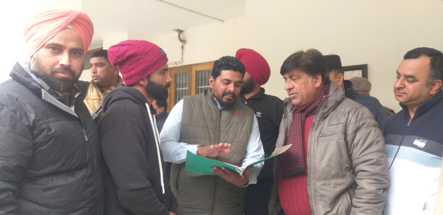 You are currently viewing *ਜਲ ਸਪਲਾਈ ਠੇਕਾ ਕਾਮਿਆਂ ਨੇ ਜਲ ਸਪਲਾਈ ਮੰਤਰੀ ਜਿੰਪਾ ਨੂੰ ਦਿਤਾ ਮੰਗ ਪੱਤਰ*