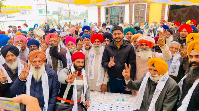 You are currently viewing ਸ਼੍ਰੋ.ਅ.ਦ ਦੇ ਸੀਨੀਅਰ ਆਗੂ ਕਰਨੈਲ ਸਿੰਘ ਤੇ ਰਣਜੀਤ ਸਿੰਘ ਆਪਣੇ ਸਾਥੀਆਂ ਅਤੇ ਪਿੰਡ ਵਡਾਲਾ ਗ੍ਰੰਥੀਆਂ ਦੇ ਅਕਾਲੀ ਪਰਿਵਾਰ ਆਮ ਆਦਮੀ ਪਾਰਟੀ ‘ਚ ਸ਼ਾਮਲ