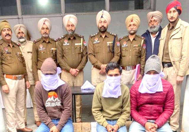 You are currently viewing ਲੁਟਾਂ-ਖੋਹਾਂ ਦੀਆਂ ਵਾਰਦਾਤਾਂ ਨੂੰ ਅੰਜ਼ਾਮ ਦੇਣ ਵਾਲੇ ਚੋਰ ਗਿਰੋਹ ਦੇ 03 ਮੈੰਬਰ ਇੱਕ ਰਿਵਾਲਵਰ ਅਤੇ 05 ਰੌਂਦ ਸਮੇਤ ਪੁਲਿਸ ਅੜਿੱਕੇ