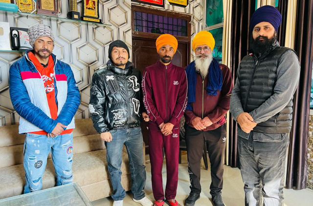 You are currently viewing ਬਾਬਾ ਦੀਪ ਸਿੰਘ ਸੇਵਾ ਦਲ ਗੜਦੀਵਾਲਾ ਨੇ ਲਾਪਤਾ ਵੀਰ ਨੂੰ ਪਰਿਵਾਰ ਨਾਲ ਮਿਲਾਇਆ