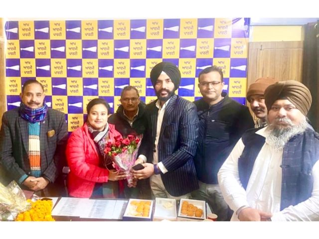 You are currently viewing ਚੌਧਰੀ ਰਾਜਾ ਨੇ ਮੈਡਮ ਕਰਮਜੀਤ ਕੌਰ ਨੂੰ ਜ਼ਿਲ੍ਹਾ ਯੋਜਨਾ ਬੋਰਡ ਹੁਸ਼ਿਆਰਪੁਰ ਦੇ ਚੇਅਰਮੈਨ ਬਣਨ ‘ਤੇ ਵਧਾਈ ਦਿੱਤੀ