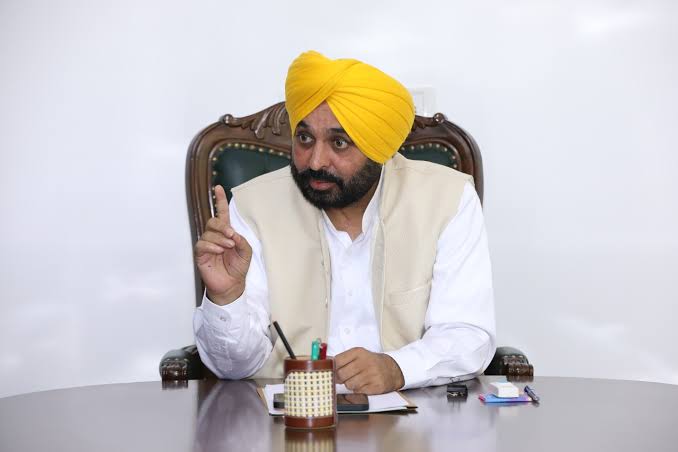 Read more about the article CM ਭਗਵੰਤ ਮਾਨ ਨੇ ਹੜਤਾਲ ਤੇ ਬੈਠੇ ਅਫਸਰਾਂ ਨੂੰ ਦਿੱਤੀ ਚਿਤਾਵਨੀ,2 ਵਜੇ ਤੱਕ ਡੀਯੂਟੀ ਤੇ ਨਾ ਆਉਣ ਤੇ ਹੋਣਗੇ ਸਸਪੈਂਡ