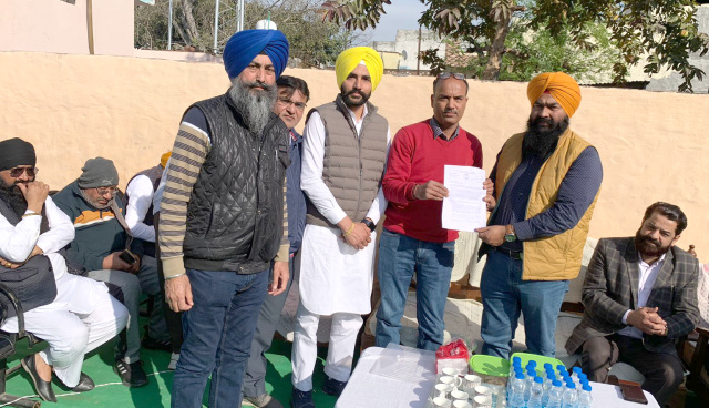 You are currently viewing ਕਾਲਜ ਟੀਚਰ ਯੂਨੀਅਨ ਵਲੋਂ ਮੰਗਾਂ ਸਬੰਧੀ ਮੁੱਖ ਮੰਤਰੀ ਦੇ ਨਾਂ ਤੇ ਹਲਕਾ ਵਿਧਾਇਕ ਰਾਜਾ ਨੂੰ ਸੌਂਪਿਆ ਮੰਗ ਪੱਤਰ