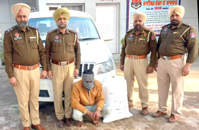 You are currently viewing 50 ਕਿਲੋ ਚੁਰਾ ਪੋਸਤ ਤੇ ਡਰੱਗ ਮਨੀ ਸਮੇਤ ਇੱਕ ਵਿਅਕਤੀ ਕਾਰ ਸਮੇਤ ਪੁਲਸ ਅੜਿੱਕੇ, ਇੱਕ ਫਰਾਰ