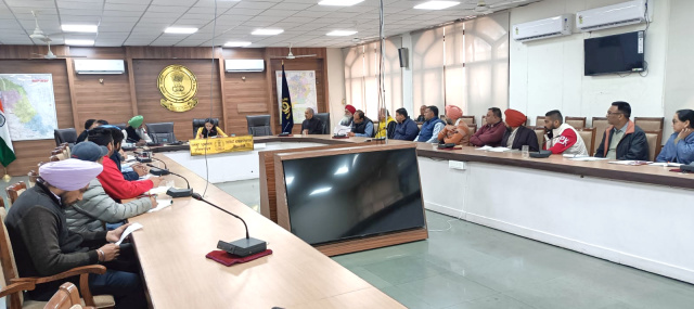 You are currently viewing ਡਿਪਟੀ ਕਮਿਸ਼ਨਰ ਵੱਲੋਂ ਪਰਾਲੀ ਪ੍ਰਬੰਧਨ ਸਬੰਧੀ ਉਦਯੋਗਿਕ ਇਕਾਈਆਂ ਅਤੇ ਭੱਠਾ ਮਾਲਕਾਂ ਨਾਲ ਮੀਟਿੰਗ