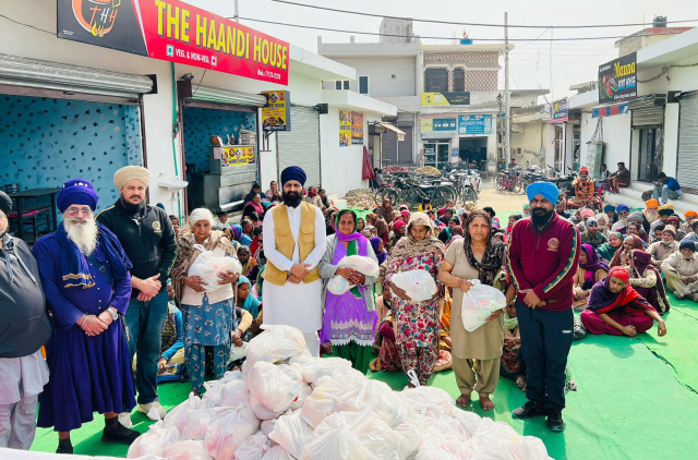 You are currently viewing ਬਾਬਾ ਦੀਪ ਸਿੰਘ ਸੇਵਾ ਦਲ ਗੜਦੀਵਾਲਾ ਨੇ 86 ਵੇਂ ਮਹੀਨਾਵਾਰ ਰਾਸ਼ਨ ਸਮਾਗਮ ਦੌਰਾਨ 300 ਲੋੜਵੰਦਾਂ ਨੂੰ ਵੰਡਿਆ ਰਾਸ਼ਣ