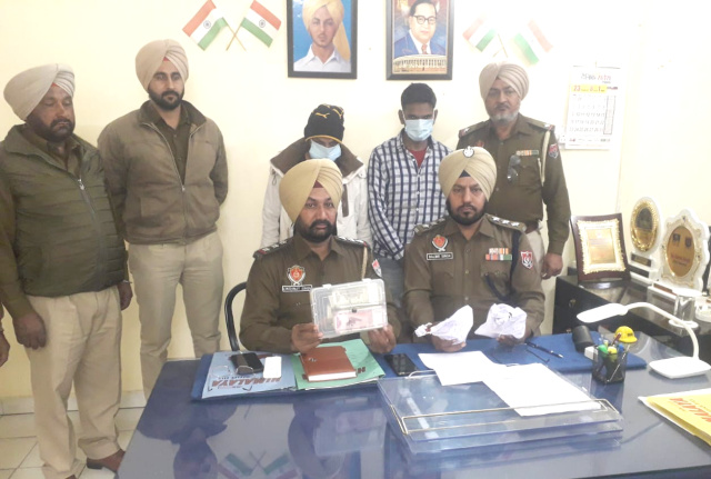 You are currently viewing 265 ਗ੍ਰਾਮ ਹੈਰੋਇਨ,250 ਗ੍ਰਾਮ ਚਿੱਟਾ, 2 ਲੱਖ 70 ਹਜ਼ਾਰ ਡੱਰਗ ਮਨੀ,ਇੱਕ ਮੋਟਰਸਾਈਕਲ,ਇੱਕ ਕੰਡੇ ਸਮੇਤ ਤਿੰਨ ਨੂੰ ਪੁਲਿਸ ਨੇ ਕੀਤਾ ਕਾਬੂ 