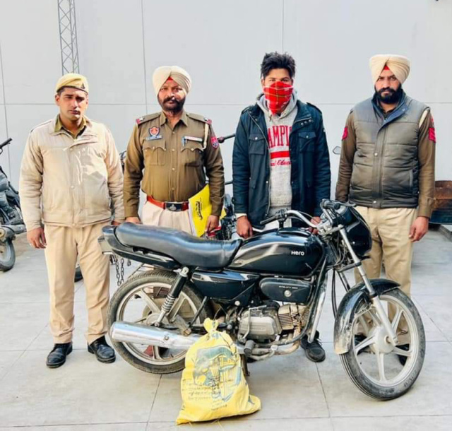 Read more about the article ਚੋਰੀ ਕੀਤੀਆਂ ਮੋਟਰਾਂ ਦੀਆਂ ਤਾਰਾਂ, ਤਾਰਾਂ ਕੱਟਣ ਵਾਲਾ ਪਲਾਸ ਅਤੇ ਚੋਰੀ ਦੇ ਮੋਟਰਸਾਈਕਲ ਸਮੇਤ ਇੱਕ ਨੌਜਵਾਨ ਨੂੰ ਪੁਲਿਸ ਨੇ ਕੀਤਾ ਕਾਬੂ 