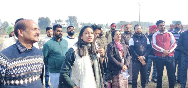 Read more about the article ਭੰਗੀ ਚੋਅ ਨੂੰ ਕੂੜਾ ਮੁਕਤ ਕਰਨ ਲਈ ਸ਼ਹਿਰ ਵਾਸੀਆਂ ਦਾ ਸਹਿਯੋਗ ਸ਼ਲਾਘਾਯੋਗ : ਕੋਮਲ ਮਿੱਤਲ
