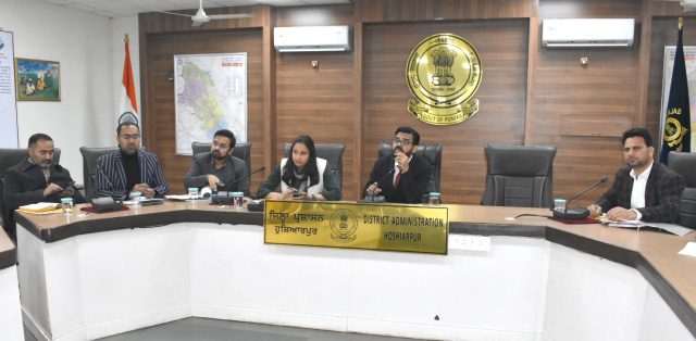 You are currently viewing ਜ਼ਿਲ੍ਹੇ ਦੇ 1318 ਪਿੰਡਾਂ ’ਚ ਲਾਲ ਲਕੀਰ ਅੰਦਰ ਵਸਨੀਕਾਂ ਨੂੰ ਮਿਲੇਗਾ ਜਾਇਦਾਦ ਦੀ ਮਾਲਕੀ ਦਾ ਕਾਨੂੰਨੀ ਹੱਕ : ਕੇਸ਼ਵ ਹਿੰਗੋਨੀਆ