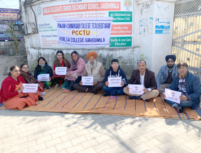 You are currently viewing ਮੰਗਾਂ ਨੂੰ ਲੈ ਕੇ ਕਾਲਜ ਅਧਿਆਪਕਾਂ ਨੇ ਧਰਨਾ ਲੱਗਾ ਕੇ ਸਰਕਾਰ ਖਿਲਾਫ ਕੀਤੀ ਨਾਅਰੇਬਾਜ਼ੀ