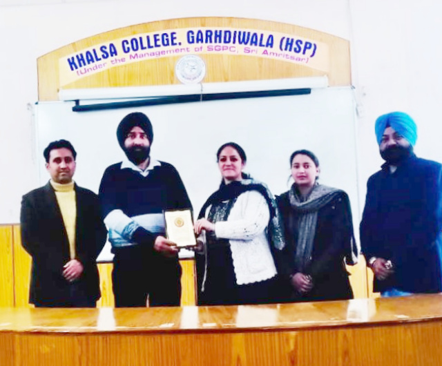 You are currently viewing ਖ਼ਾਲਸਾ ਕਾਲਜ ਗੜ੍ਹਦੀਵਾਲਾ ਵਿਖੇ ਕੈਰੀਅਰ ਇੰਹਾਂਸਮੈਂਟ ਵਿਸ਼ੇ ’ਤੇ ਵਿਸ਼ੇਸ਼ ਲੈਕਚਰ