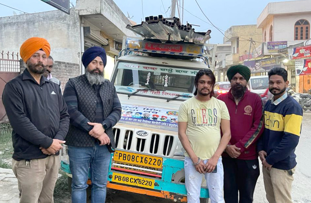 You are currently viewing ਕੌਮੀ ਇਨਸਾਫ ਮੋਰਚੇ ‘ਚ ਸੇਵਾ ਲਈ ਲੰਗਰ ਦੀ ਸ਼ੈਡ ਲਈ ਟੀਨਾਂ ਤੇ ਹੋਰ ਸਮੱਗਰੀ ਦੀ ਗੱਡੀ ਗੜ੍ਹਦੀਵਾਲਾ ਤੋਂ ਰਵਾਨਾ