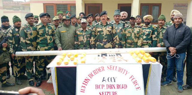 You are currently viewing ਬੀ ਐਸ ਐਫ ਦੀ 113 ਬਟਾਲੀਅਨ ਨੂੰ ਮਿਲੀ ਵੱਡੀ ਸਫਲਤਾ,20 ਪੈਕਟ ਹੈਰੋਇਨ,2 ਪਿਸਤੌਲ ਅਤੇ 242 ਜਿੰਦਾ ਕਾਰਤੂਸ ਕੀਤੇ ਬਰਾਮਦ