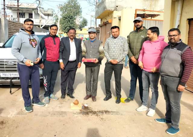 Read more about the article ਸੀਤਲਾ ਮਾਤਾ ਮੰਦਰ ਵਾਲੀ ਸੜਕ ਦਾ ਨਿਰਮਾਣ ਕਾਰਜ ਆਪ ਆਗੂ ਅਨਿਲ ਅਗਰਵਾਲ ਅਤੇ ਰਾਜੇਸ਼ ਸ਼ਰਮਾ ਵੱਲੋ ਨਾਰੀਅਲ ਤੋੜ ਕੇ ਸੁਰੂਆਤ ਕੀਤੀ ਗਈ