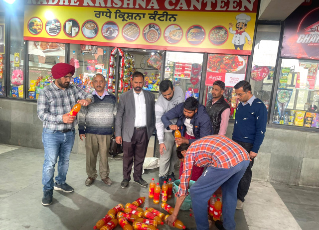 You are currently viewing ਜ਼ਿਲ੍ਹਾ ਸਿਹਤ ਅਫ਼ਸਰ ਨੇ ਬੱਸ ਸਟੈਂਡ ਦੇ ਫੂਡ ਸਟਾਲਾਂ ਸਮੇਤ ਹੋਰਨਾਂ ਥਾਵਾਂ ਤੋਂ ਲਏ 12 ਸੈਂਪਲ