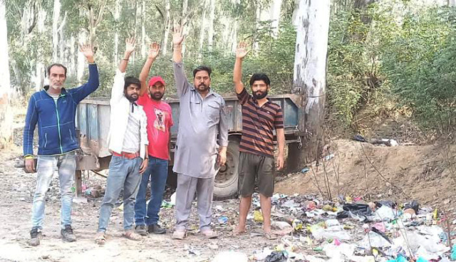 You are currently viewing हलका भोआ के सरना के वार्ड नंबर 45 में श्मशान घाट को जाने वाली सड़क पर फैली गंदगी को लेकर आने वालों में पाया जा रहा भारी रोष