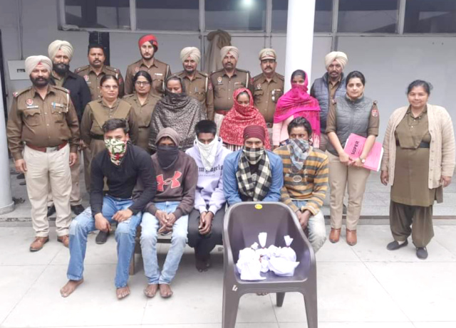 You are currently viewing ਟਾਂਡਾ ਪੁਲਿਸ ਵੱਲੋਂ ਨਸ਼ਾ ਸਪਲਾਈ ਕਰਨ ਵਾਲੇ 5 ਨੌਜਵਾਨ ਤੇ 3 ਔਰਤਾਂ ਗ੍ਰਿਫਤਾਰ