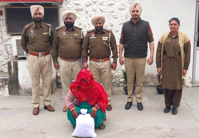 You are currently viewing 3 ਕਿਲੋਗ੍ਰਾਮ ਗਾਂਜਾ ਸਮੇਤ ਇੱਕ ਔਰਤ ਨੂੰ ਪੁਲਿਸ ਨੇ ਕੀਤਾ ਕਾਬੂ