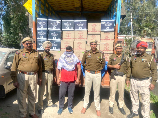 You are currently viewing ਨਜਾਇਜ਼ ਸ਼ਰਾਬ ਤੇ ਬੀਅਰ ਦੀਆਂ 565 ਪੇਟੀਆਂ ਨਾਲ ਭਰੀ ਗੱਡੀ ਸਮੇਤ ਇੱਕ ਕਾਬੂ